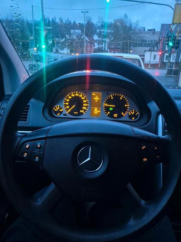 Gebraucht Mercedes B180 109 PS (80 kW) 2009 Silber Van / Kleinbus