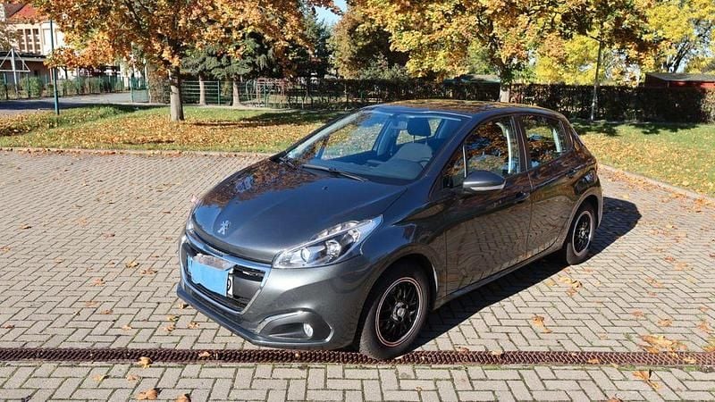 Grau Gebraucht 2016 Peugeot 208 Active Kleinwagen | 6.750 € (Guter Preis) - Bild 1/4