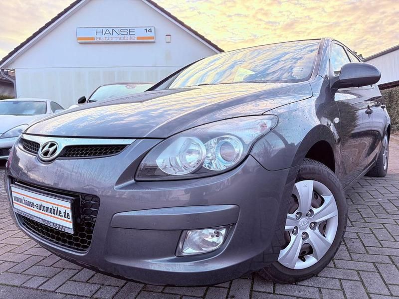 Grau Gebraucht 2009 Hyundai i30 Comfort Limousine | 3.499 € (Fairer Preis) - Bild 1/4