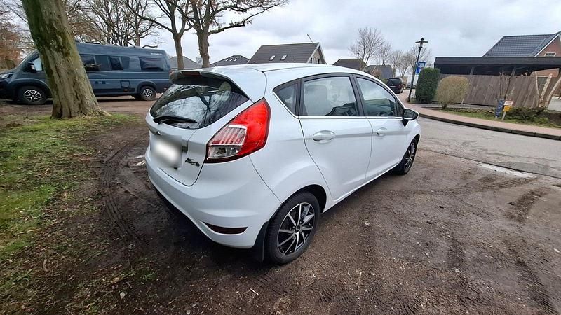 Gebraucht Ford Fiesta Titanium 101 PS (74 kW) 2016 Weiß Kleinwagen