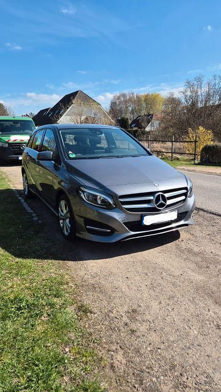 Gebraucht Mercedes B220 184 PS (135 kW) 2016 Schwarz Van / Kleinbus