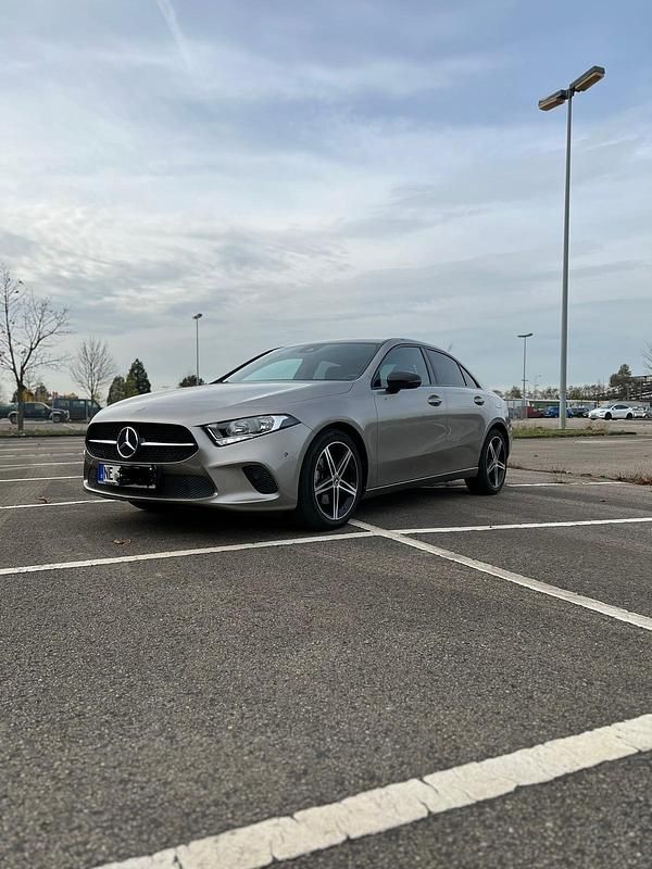Grau Gebraucht 2020 Mercedes A200 Progressive Limousine | 24.000 € (Etwas zu teuer) - Bild 1/4