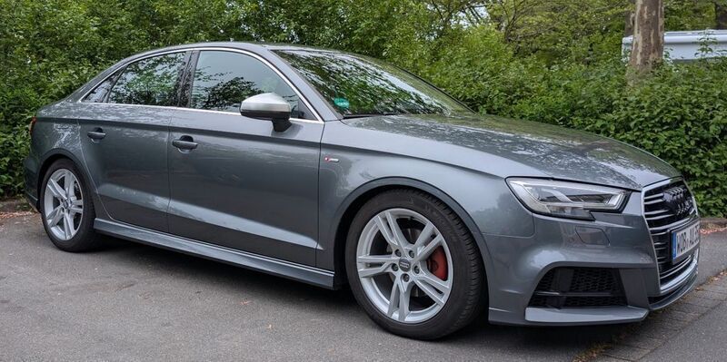 Grau Gebraucht 2019 Audi A3 S-Line Limousine | 22.000 € (Fairer Preis) - Bild 1/4
