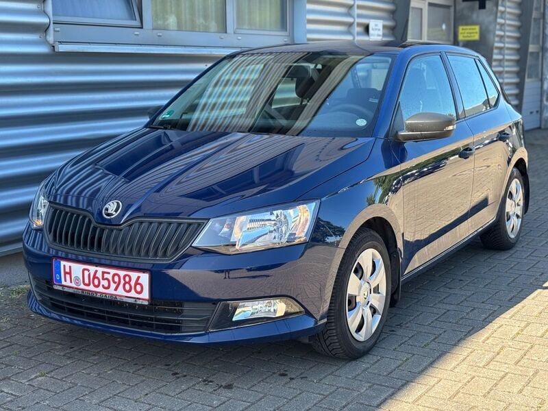 Blau Gebraucht 2016 Skoda Fabia Active Limousine | 5.990 € (Guter Preis) - Bild 1/4