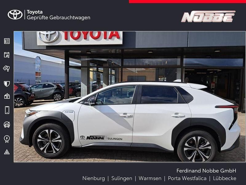 Gebraucht Toyota bZ4X Basis 150 kW (204 PS) 2023 Platinumweiß perleffekt SUV