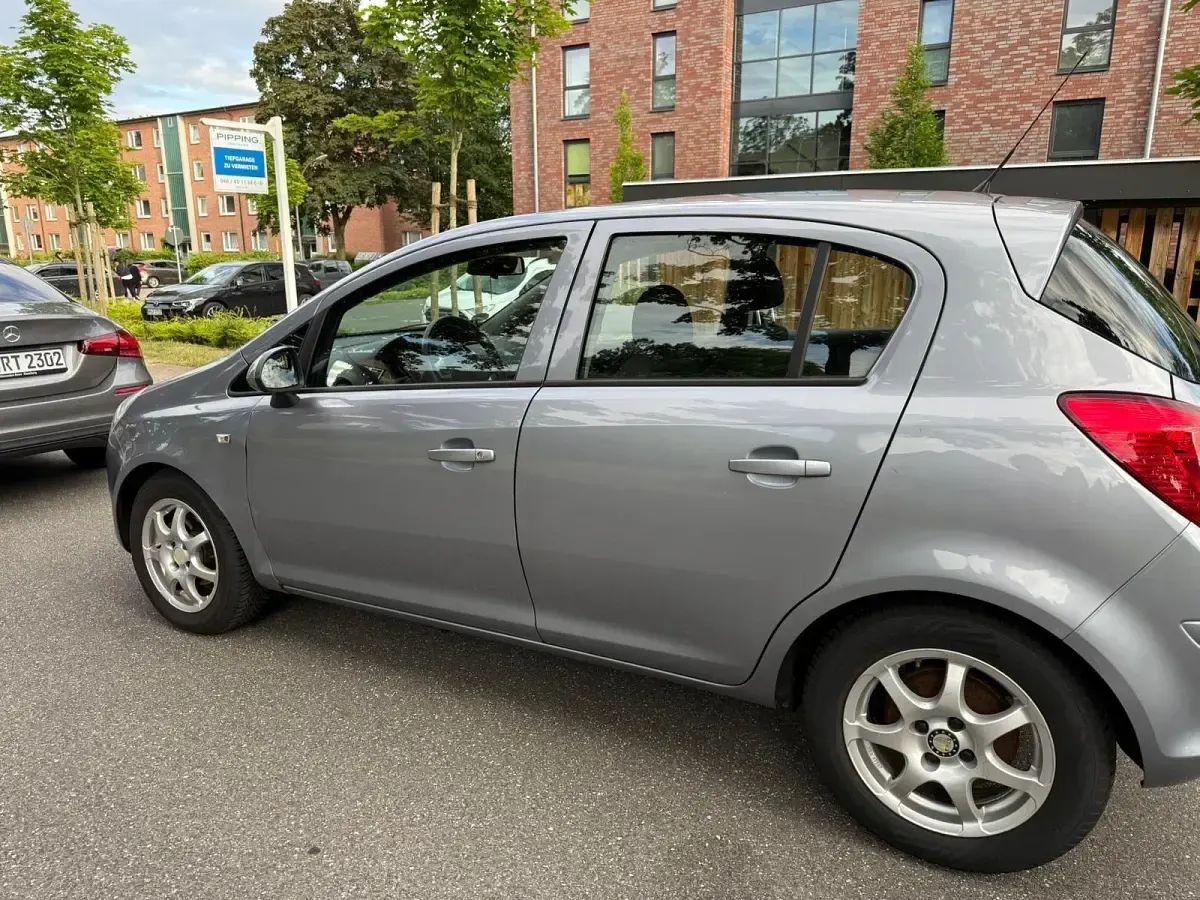 Gebraucht Opel Corsa 69 PS (50 kW) 2009 Silber Kleinwagen