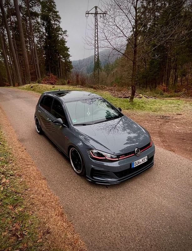 Grau Gebraucht 2019 VW Golf VII Design Limousine | 31.000 € - Bild 1/4