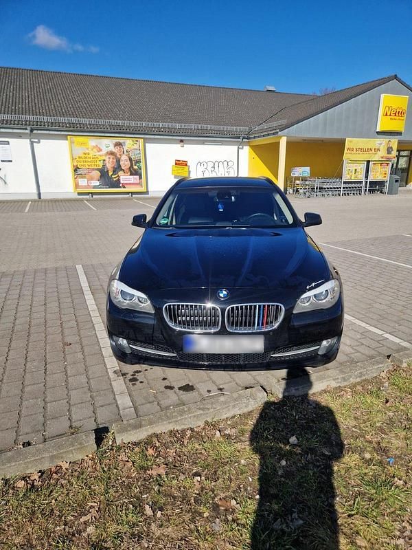 Gebraucht BMW 520 181 PS (133 kW) 2011 Schwarz Kombi