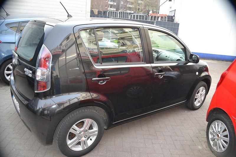 Gebraucht Daihatsu Sirion 69 PS (50 kW) 2011 Schwarz Kleinwagen