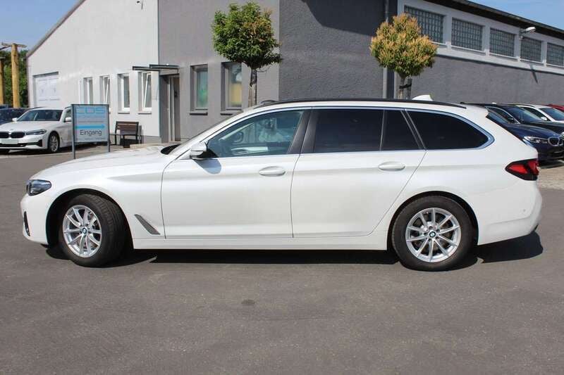 Mineralweiss Gebraucht 2023 BMW 520 Sport Line Kombi | 34.780 € (Fairer Preis) - Bild 1/4