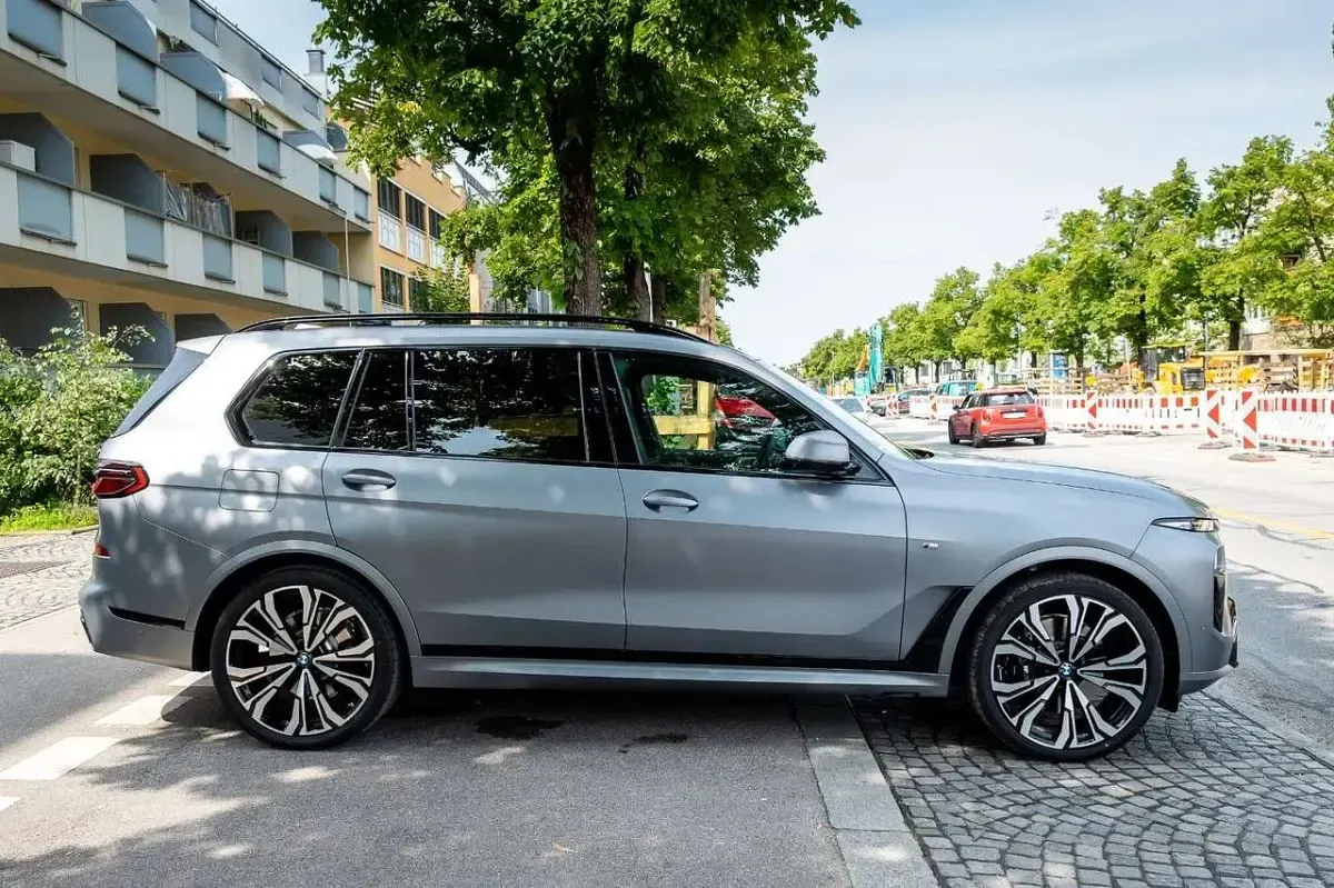 Gebraucht BMW X7 M Sport 352 PS (258 kW) 2025 Grau SUV