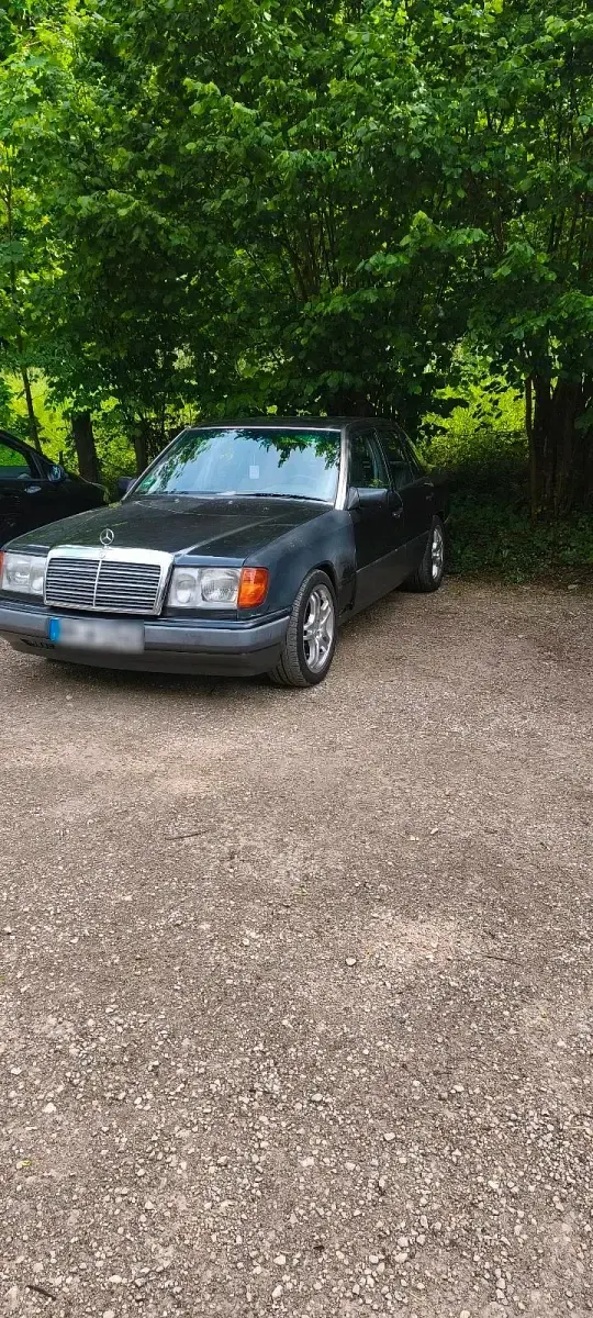 Gebraucht Mercedes E230 133 PS (97 kW) 1990 Schwarz Limousine
