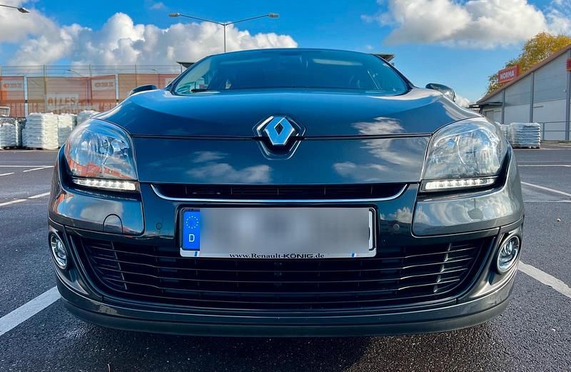 Grau Gebraucht 2013 Renault Mégane III Initiale Paris Limousine | 5.999 € (Fairer Preis) - Bild 1/4
