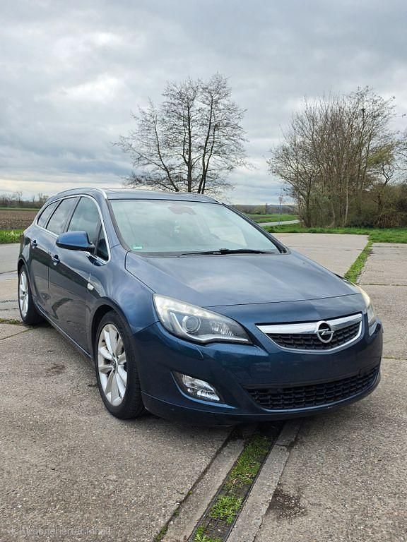 Gebraucht Opel Astra 179 PS (131 kW) 2011 Blau Kombi