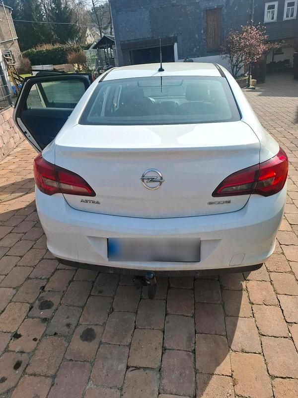 Gebraucht Opel Astra 131 PS (96 kW) 2012 Weiß Limousine