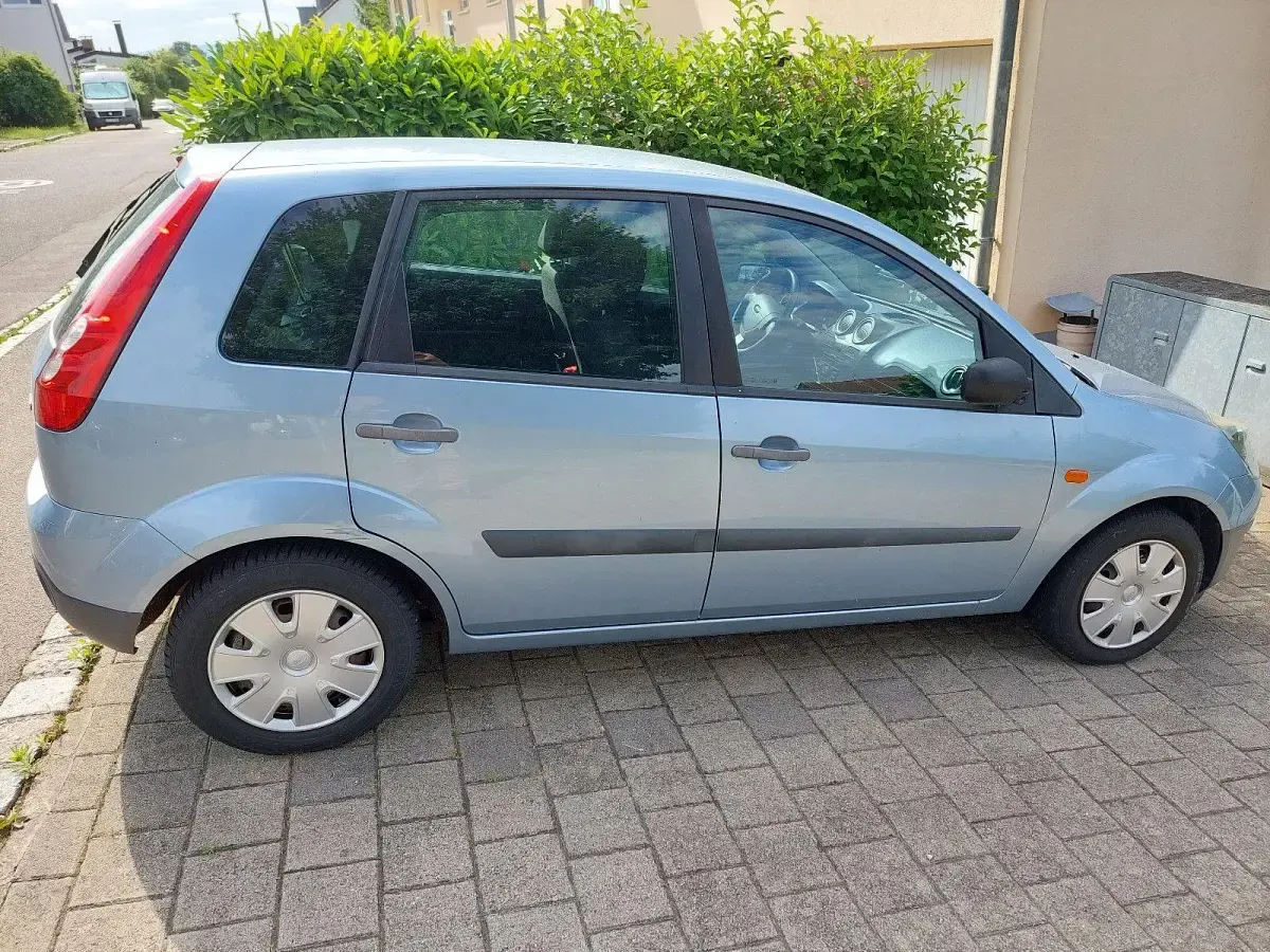 Gebraucht Ford Fiesta Ambiente 68 PS (50 kW) 2006 Blau Kleinwagen