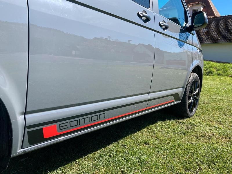 Gebraucht VW Multivan Edition 150 PS (110 kW) 2021 Grau Van / Kleinbus