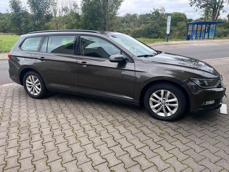 Braun Gebraucht 2015 VW Passat Kombi | 8.499 € (Superpreis) - Bild 1/4
