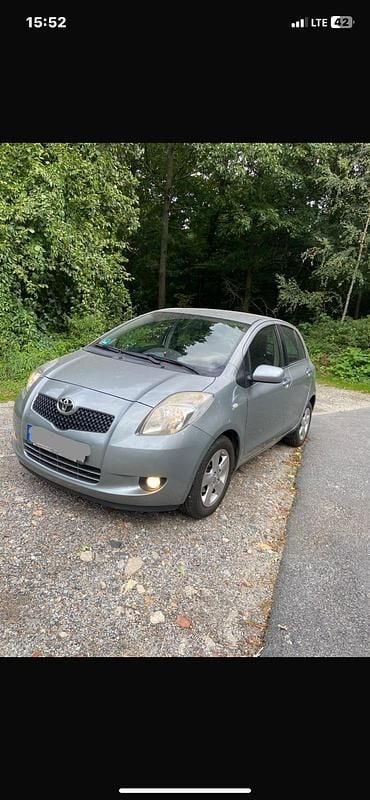 Grau Gebraucht 2006 Toyota Yaris Kleinwagen | 4.150 € (Fairer Preis) - Bild 1/4