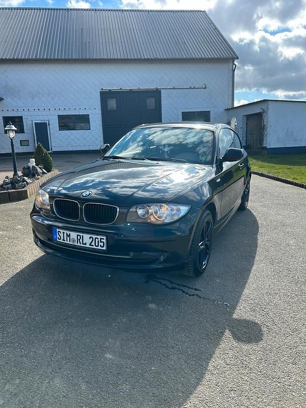 Gebraucht BMW 116 122 PS (89 kW) 2010 Schwarz Kleinwagen