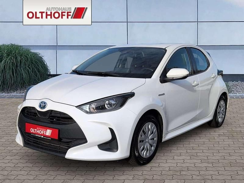 Schneeweiß Gebraucht 2021 Toyota Yaris Hybrid Business Edition Kleinwagen | 13.280 € (Guter Preis) - Bild 1/4