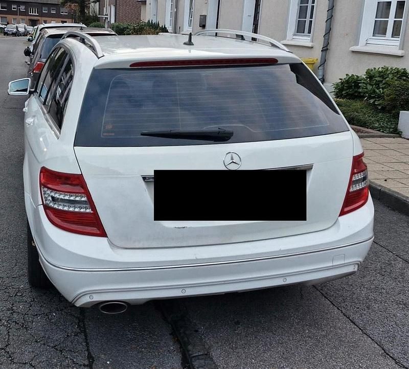 Weiß Gebraucht 2011 Mercedes 220 Kombi | 5.900 € - Bild 1/4