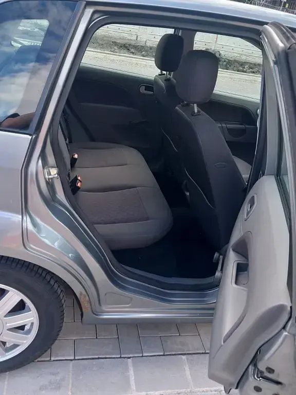 Używany Ford Fiesta Ambiente 101 KM (74 kW) 2002 Szary Hatchback