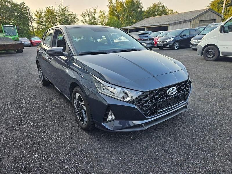 Grau Gebraucht 2023 Hyundai i20 Select Limousine | 16.999 € (Guter Preis) - Bild 1/4