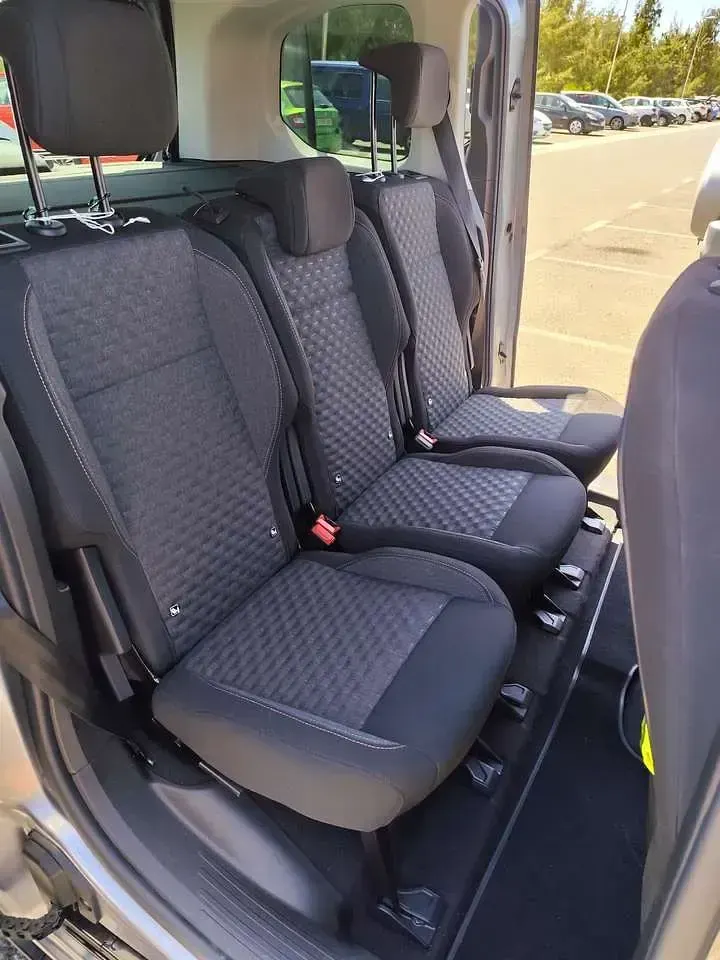 Gebraucht Peugeot Rifter Allure 131 PS (96 kW) 2025 Silber Van / Kleinbus