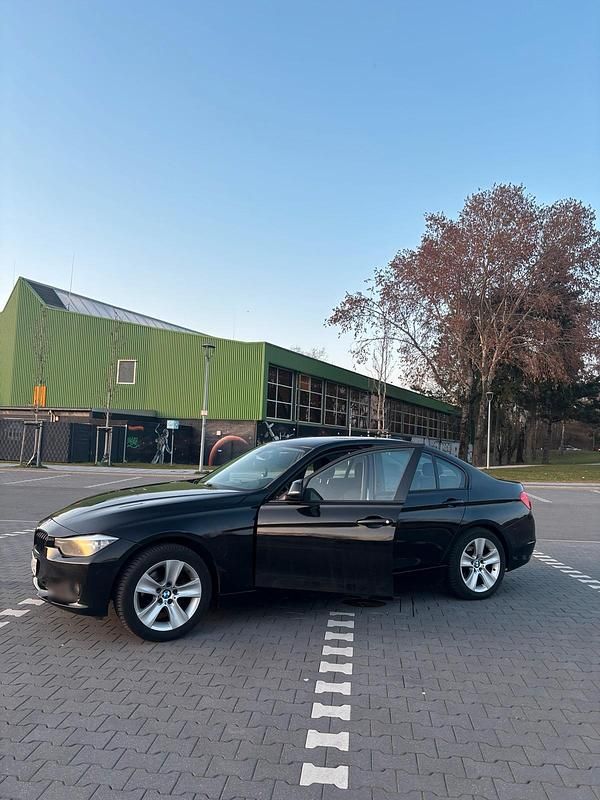 Gebraucht BMW 318 143 PS (105 kW) 2013 Schwarz Limousine
