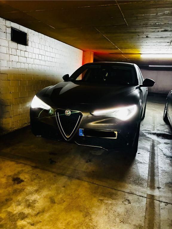 Grau Gebraucht 2019 Alfa Romeo Stelvio SUV | 22.000 € (Fairer Preis) - Bild 1/4