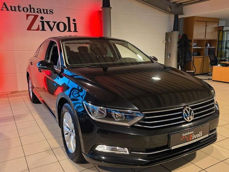Schwarz Gebraucht 2019 VW Passat Comfortline Limousine | 18.900 € (Superpreis) - Bild 1/3