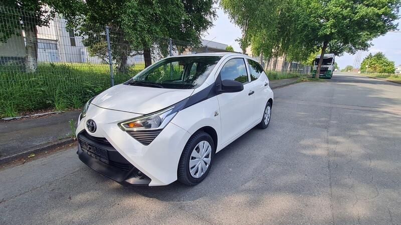 Weiß Gebraucht 2020 Toyota Aygo Kleinwagen | 5.850 € (Fairer Preis) - Bild 1/4