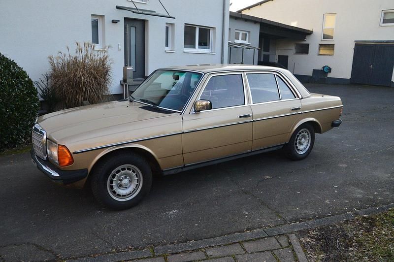 Gebraucht Mercedes E300 88 PS (64 kW) 1979 Gold Limousine