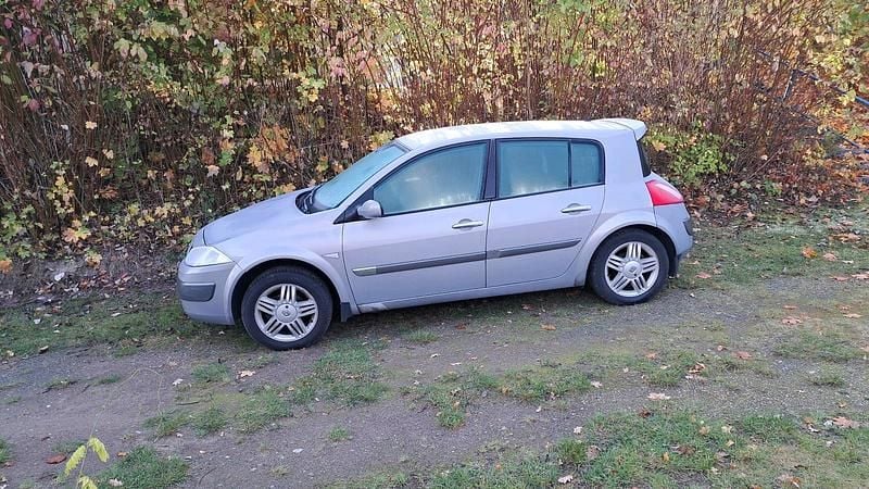 Grau Gebraucht 2003 Renault Mégane II Limousine | 750 € (Guter Preis) - Bild 1/4