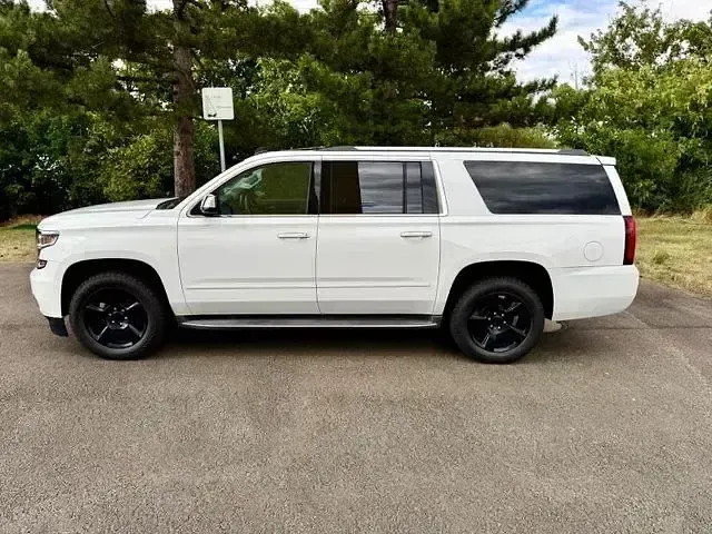 Używany Chevrolet Suburban 355 KM (261 kW) 2014 Biały SUV