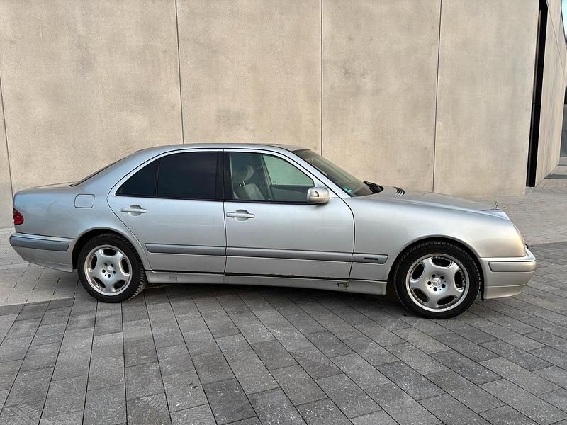 Gebraucht Mercedes E220 143 PS (105 kW) 1999 Silber Limousine