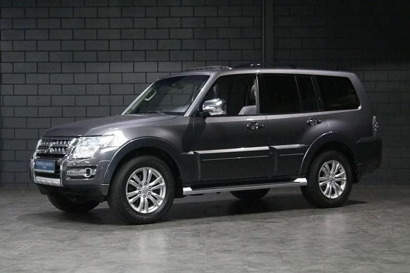 Grau Gebraucht 2017 Mitsubishi Pajero Top SUV | 22.750 € (Guter Preis) - Bild 1/4