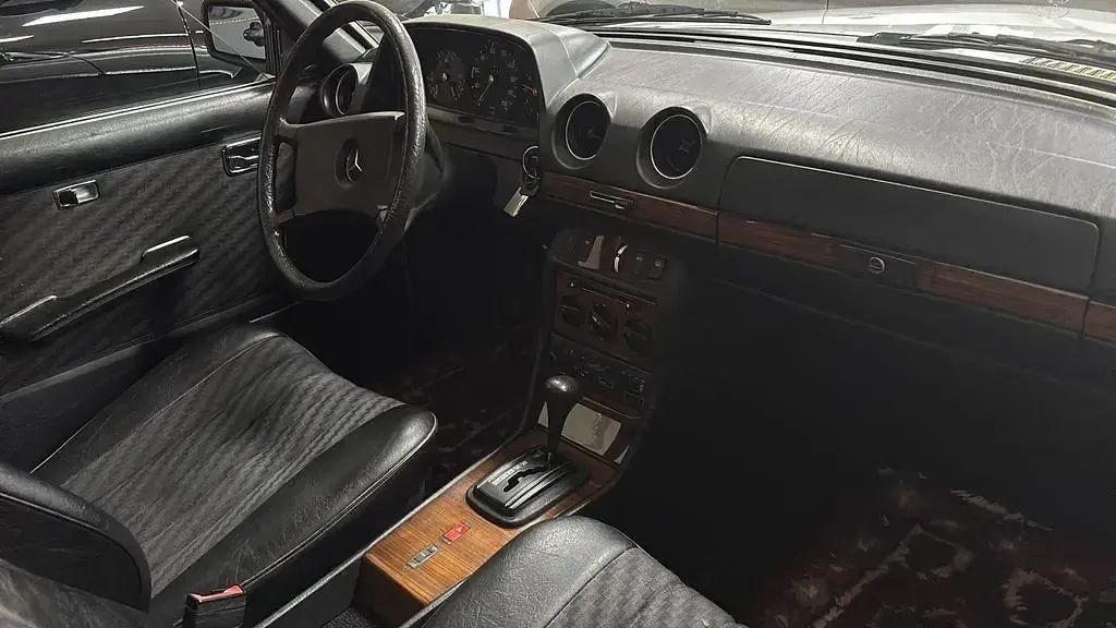 Gebraucht Mercedes 230 136 PS (100 kW) 1981 Silber Coupé