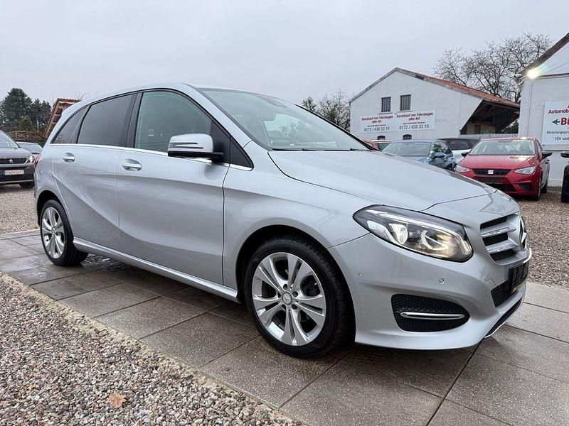 Silber Gebraucht 2018 Mercedes 180 Limousine | 15.999 € (Superpreis) - Bild 1/4