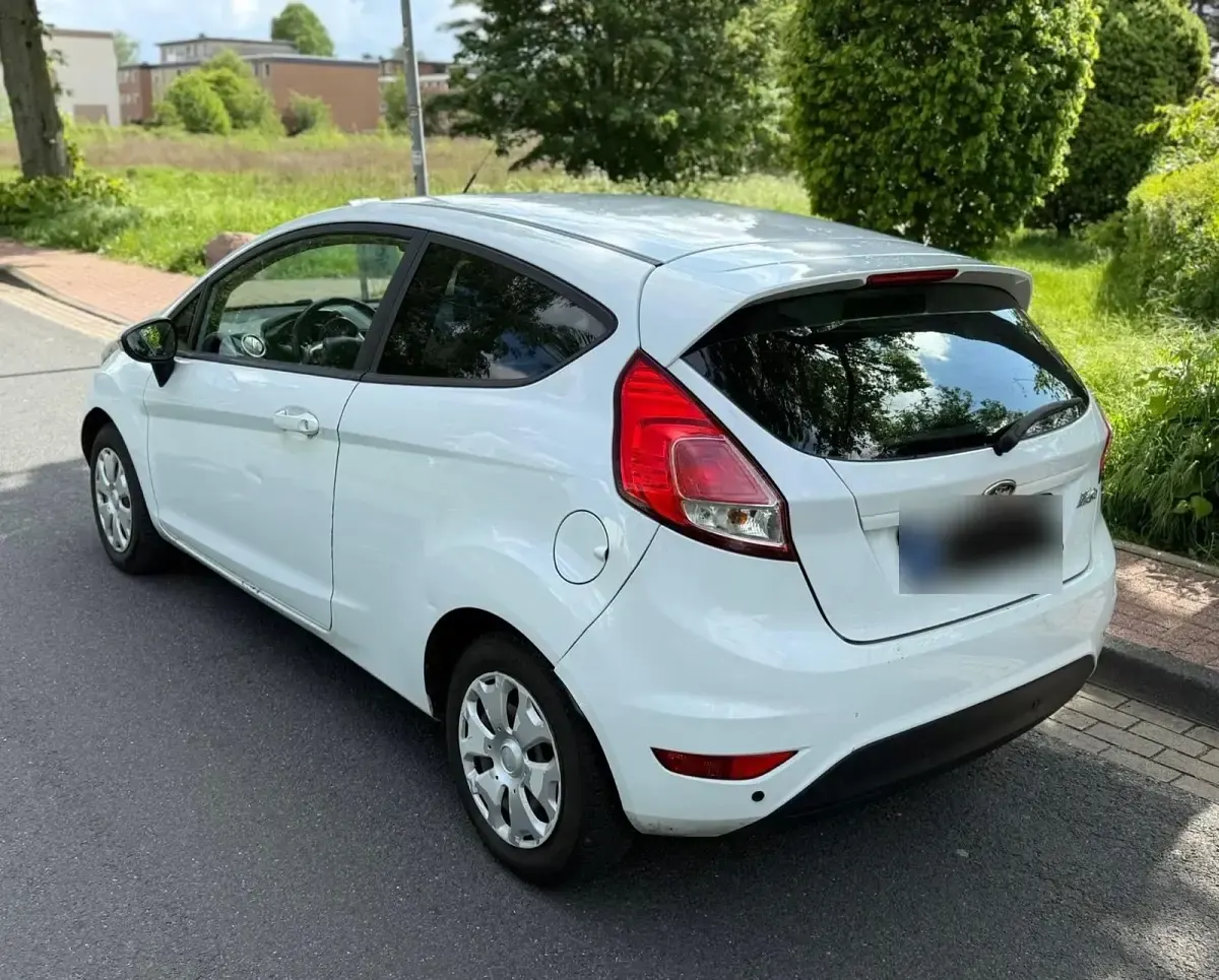 Gebraucht Ford Fiesta 75 PS (55 kW) 2014 Weiß Kleinwagen