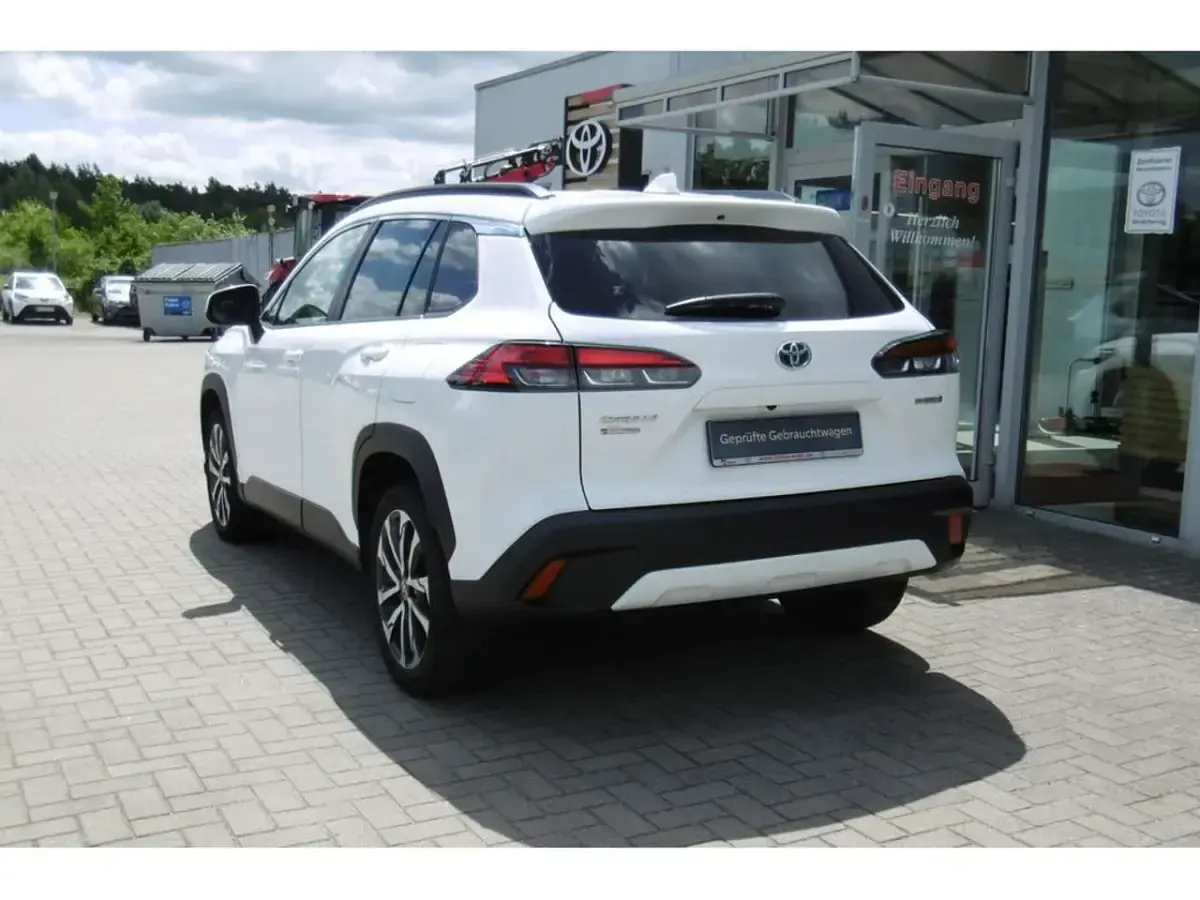 Gebraucht Toyota Corolla Cross Team 197 PS (144 kW) 2023 Super white 2 SUV