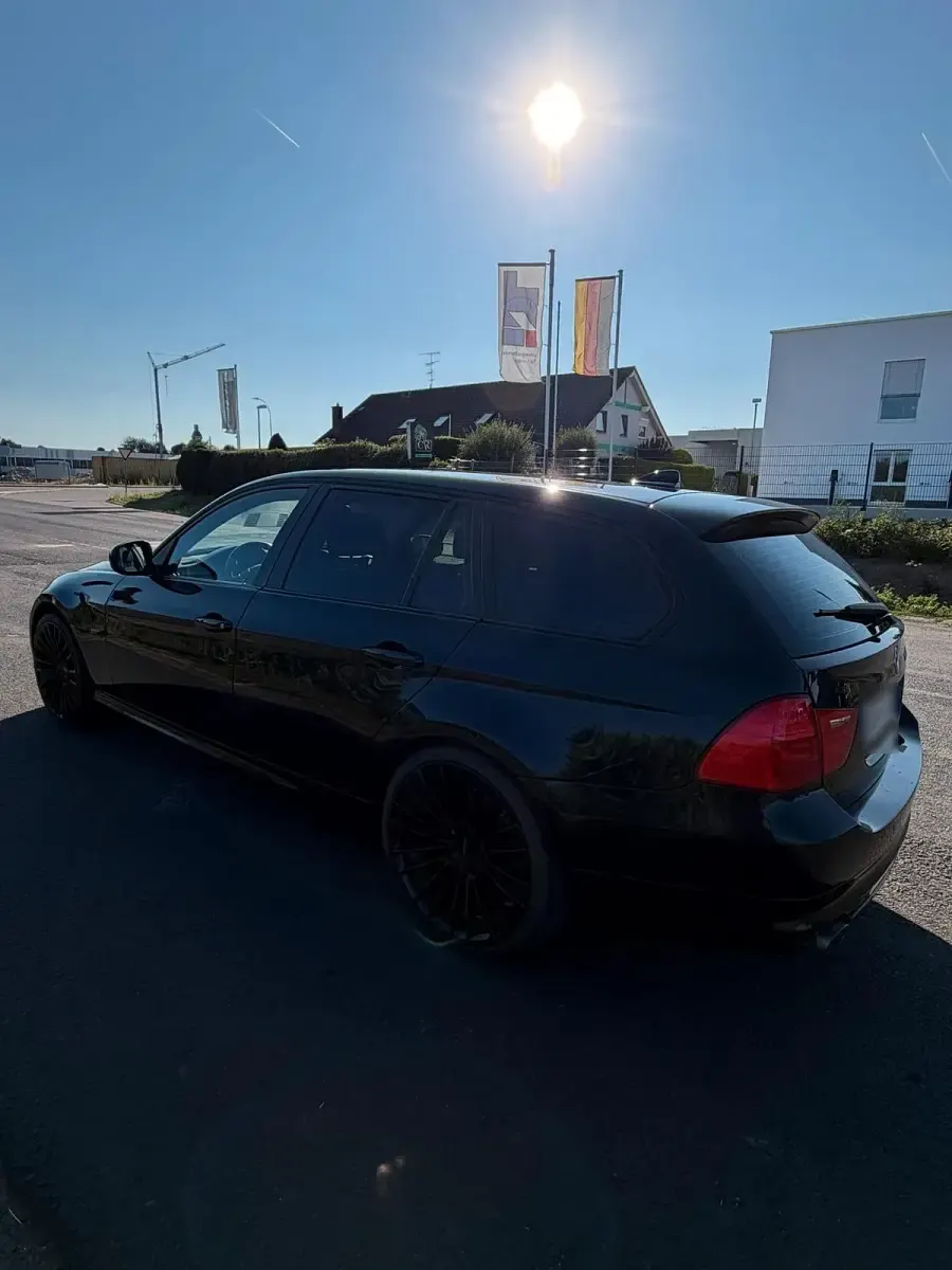 Gebraucht BMW 320 184 PS (135 kW) 2011 Schwarz Kombi