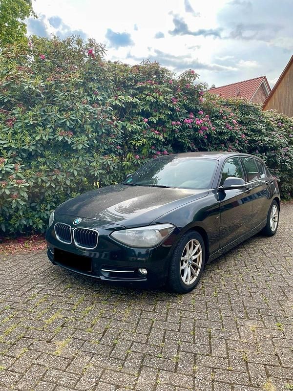 Schwarz Gebraucht 2012 BMW 116 Sport Line Kleinwagen | 8.999 € (Fairer Preis) - Bild 1/4