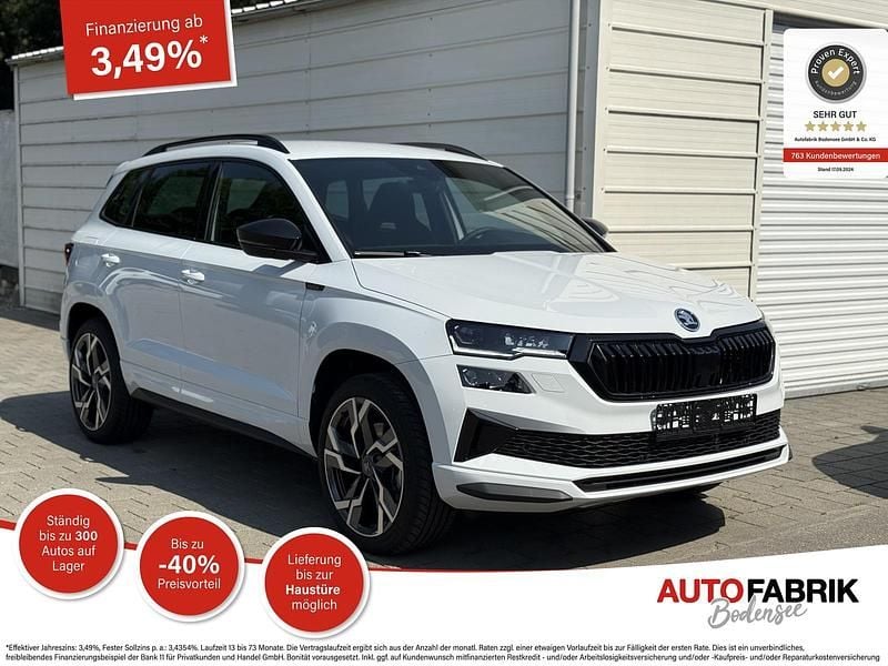 Moon white Neu 2025 Skoda Karoq SportLine SUV | 38.990 € (Guter Preis) - Bild 1/4
