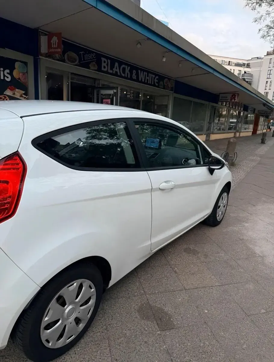 Gebraucht Ford Fiesta 101 PS (74 kW) 2016 Weiß Kleinwagen