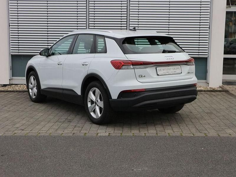 Gebraucht Audi Q4 e-tron Basis 125 kW (170 PS) 2022 Gletscherweiß metallic SUV
