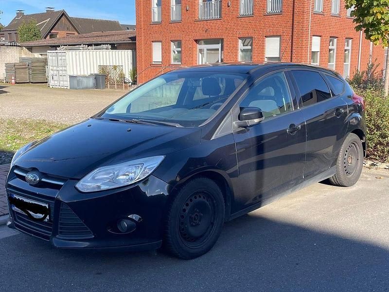 Schwarz Gebraucht 2011 Ford Focus Trend Limousine | 3.200 € (Etwas zu teuer) - Bild 1/4