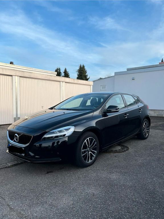 Schwarz Gebraucht 2019 Volvo V40 Momentum Kombi | 17.200 € (Fairer Preis) - Bild 1/4