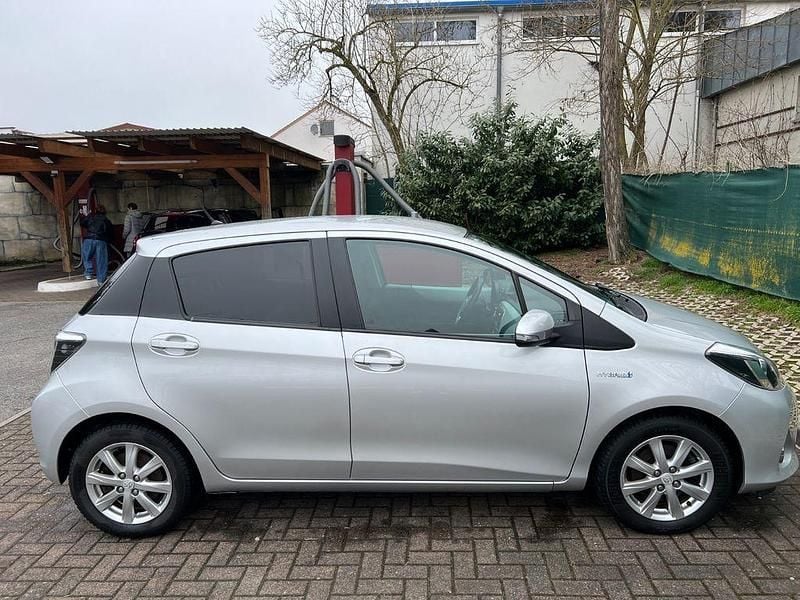 Gebraucht Toyota Yaris 75 PS (55 kW) 2013 Grau Kleinwagen
